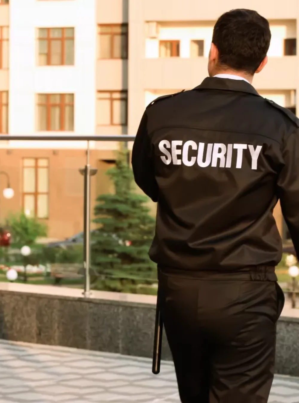 male-security-guard-outdoors-obrazek_sredni_6225328